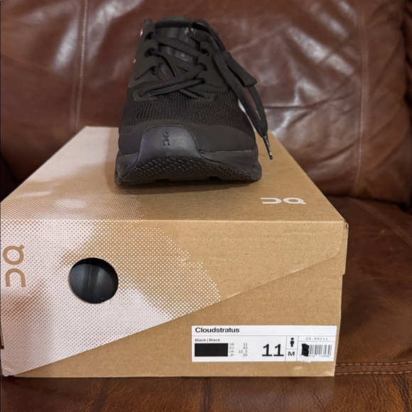 Cloudstratus Men's Athletic Shoes - Black - Picture 2 of 4